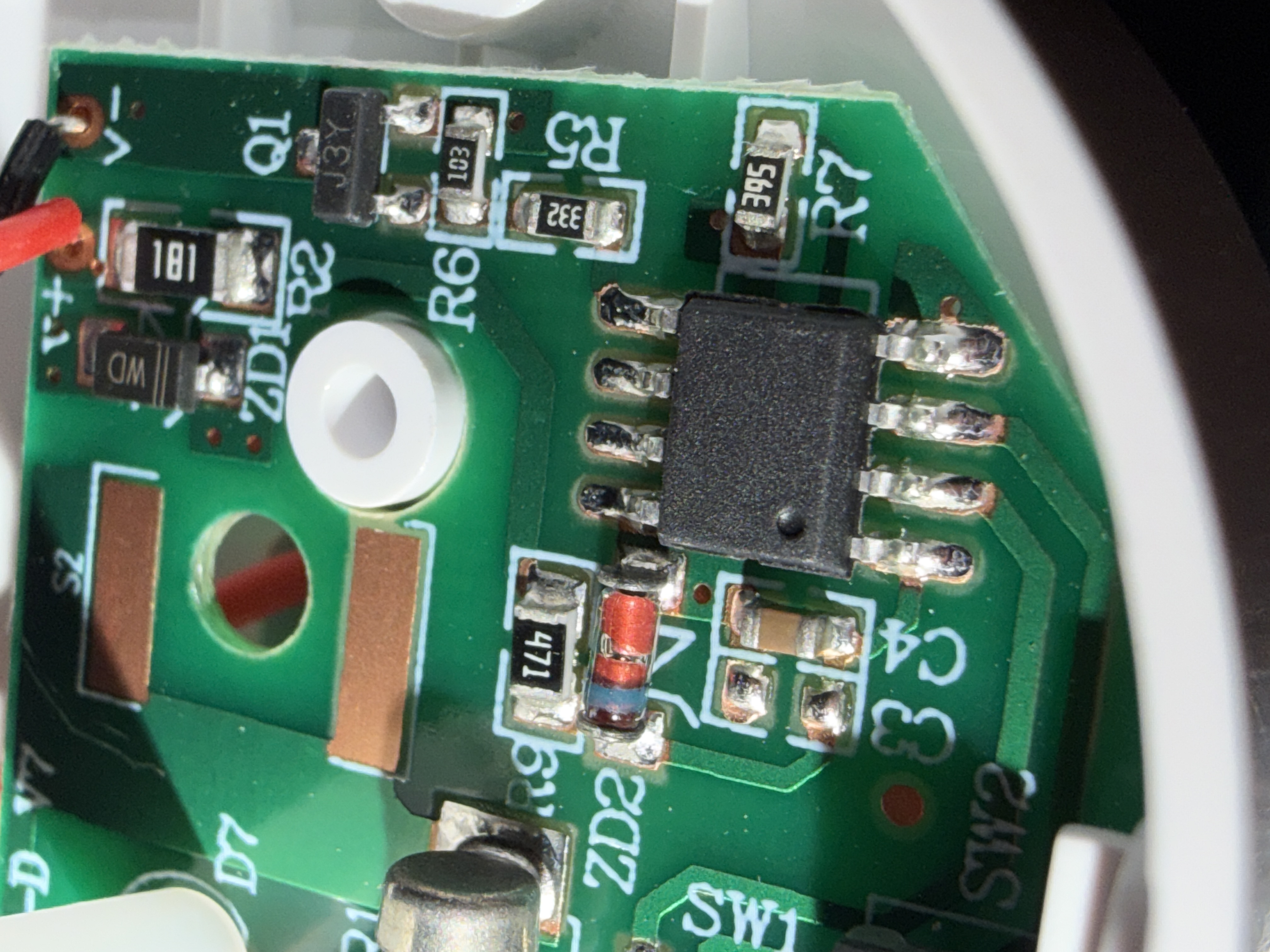 Close up of the unmarked dimmer IC